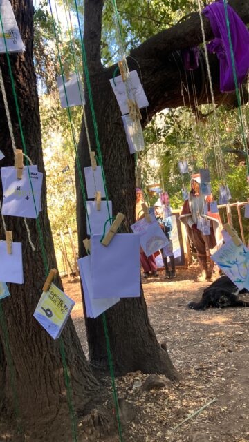 Celebramos el Día del Libro, una instancia que nos invita a abrir puertas a la imaginación, el aprendizaje y la creatividad de nuestros niños. 
Leer no solo fortalece el lenguaje, sino que también despierta emociones, fomenta la empatía y les permite descubrir nuevos mundos📚✨
#díadellibro #cajondelmaipo #waldorf