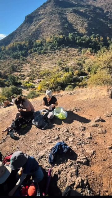 El miércoles 29 de abril vivimos una nueva Caminata de Otoño, una tradición que año a año reúne a nuestros estudiantes, familias y comunidad en torno al encuentro con la naturaleza y con nosotros mismos. 🍂✨
Recorrimos juntos los senderos que abrazan nuestra escuela, esos mismos caminos tan conocidos y queridos por nuestros niños y jóvenes, huellas que acompañan tantas caminatas semanales y que nos conducen hasta el estero San José.
Cada paso tuvo algo de memoria, alegría y pertenencia. En el andar compartido se fortalecen vínculos, se despierta la contemplación y florece ese sentir comunitario que tanto valoramos.
Gracias a cada familia que fue parte de esta jornada, por caminar a nuestro lado y seguir tejiendo juntos el alma de nuestra escuela. 🤎
#CaminataDeOtoño #ComunidadEducativa #EducaciónWaldorf #AprenderCaminando #vínculoconlanaturaleza