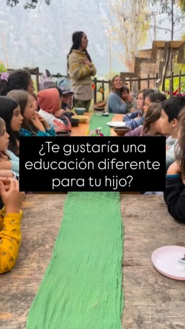 En la montaña, entre el viento, la tierra y el juego, aprendemos mirando el mundo con asombro 🌿✨
Creemos en una educación que acompaña los ritmos de la infancia, que abraza, escucha y educa con el corazón.
Aquí, aprender también es crear, explorar, sentir y crecer en comunidad.
Porque cada niño y niña merece una educación viva, respetuosa y llena de sentido.
🌱 Matrículas abiertas segundo semestre.
Te invitamos a conocer una forma diferente de aprender y habitar la infancia. 💛