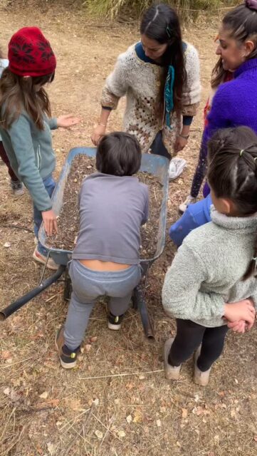 Aprender en la tierra es volver a lo esencial 🌿
Es crear con las manos, pensar con claridad y sentir con profundidad.
Cuando niños y niñas se vinculan con la naturaleza, no solo adquieren conocimientos…
integran mente, cuerpo y emoción en una experiencia viva, real y significativa.
La tierra enseña sin apuro, con ritmo y con sentido 🤎
Y en ese proceso, el aprendizaje florece desde adentro hacia afuera.
#EducaciónConsciente #AprenderHaciendo #Naturaleza #InfanciaLibre #EducaciónWaldorf