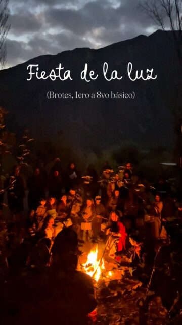 En esta época del año, cuando los días se vuelven más breves y la oscuridad abraza la naturaleza, nos reunimos para recordar que la luz también vive en nuestro interior.
La Fiesta de la Luz es un momento de encuentro, de transformación y de esperanza. Nuestros niños y niñas de la básica caminaron juntos llevando sus pequeñas luces, recordándonos que cada paso, cada experiencia y cada cambio forman parte del camino de crecer.
esta celebración nos invita a confiar en la luz que habita en cada ser humano: esa que guía, acompaña y se comparte con otros. Porque cuando una luz se enciende, muchas otras también comienzan a brillar.
En medio de la noche, descubrimos que nunca estamos solos: avanzamos juntos, llevando la luz unos para otros.
✨ Que esta Fiesta de la Luz nos recuerde que, incluso en los tiempos más oscuros, una pequeña luz puede mostrar el camino. ✨
#FiestaDeLaLuz #PedagogíaWaldorf #CaminoDeLaInfancia #LuzInterior #Comunidad EducaciónConSentido EscuelaWaldorf