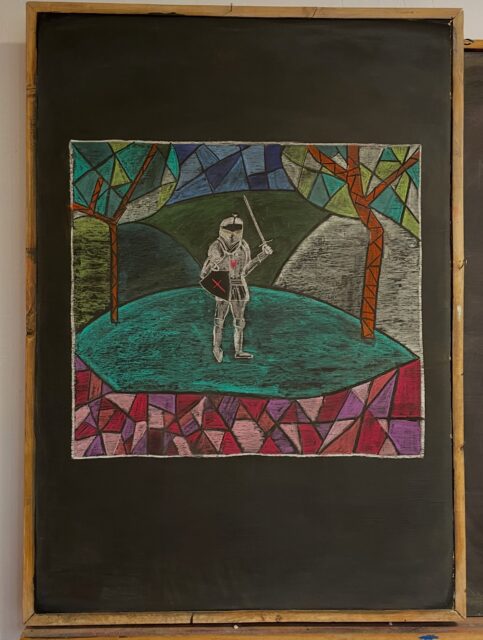 La pizarra es mucho más que un lugar donde se escribe. Es un espacio vivo que acompaña el aprendizaje, despierta la imaginación y crea un ambiente de belleza e inspiración.
Cada dibujo, cada color y cada trazo son preparados con intención, reflejando el contenido que los niños explorarán, el ritmo de las estaciones y el cuidado por el entorno que los rodea.
Porque cuando el aprendizaje también entra por los ojos y el corazón, el conocimiento se transforma en una experiencia significativa. ✨🌿