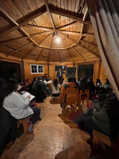 Vivimos una jornada profundamente significativa junto a las familias de nuestra comunidad, compartiendo el encuentro “El arte de cuidar: ritmo, salud y comunidad”, guiado por los pediatras antroposóficos Dr. Pablo Porcel y Dr. Alfredo Molina.
Fue un espacio de escucha, reflexión y aprendizaje, donde pudimos detenernos a pensar en la importancia de los ritmos, el vínculo y la comunidad como pilares fundamentales para acompañar el crecimiento de nuestros niños.
Agradecemos de corazón a todas las madres, padres, cuidadores y familias que participaron con tanto interés y cariño, y a nuestros expositores por compartir su experiencia y conocimientos con tanta calidez.
Seguimos fortaleciendo una comunidad que cree en el cuidado consciente, el encuentro y el acompañamiento respetuoso de la infancia. 💛🌿