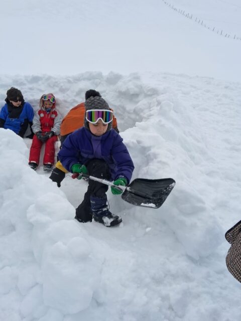 ❄️🏔️ Un día en la nieve, aprendiendo con la montaña
En el marco del Programa DEDIVINA , nuestros estudiantes vivieron una jornada de nieve llena de desafíos, aprendizajes y mucha aventura. 🌿
Entre caminatas por la montaña, conocimos el territorio, aprendimos sobre el equipamiento y nos preparamos para desenvolvernos de manera segura en este entorno.
Y uno de los grandes desafíos del día fue construir nuestro propio refugio de nieve: un iglú 🧊🏕️. Un trabajo que requirió organización, colaboración, paciencia y, por supuesto, ¡mucho esfuerzo!
También aprendimos sobre caídas y técnicas de autodetención, herramientas fundamentales para movernos en la montaña, mientras cada estudiante enfrentaba sus propios desafíos y se atrevía a ir un poquito más allá. 💪❄️
Son estas experiencias las que hacen que el aprendizaje cobre vida: poner el cuerpo, trabajar juntos, conocer nuestro territorio y descubrir de qué somos capaces.
Así se vive el aprendizaje en la montaña en Casa ketrawe . 🌱🏔️