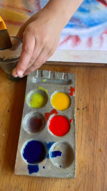 🖌️🎨Cuando un niño pinta con acuarela, explora el color, observa cómo se transforma el agua, descubre mezclas y desarrolla la coordinación entre sus manos y sus ojos.
Pero también aprende a esperar, concentrarse, observar, experimentar y expresarse.
En nuestra escuela , el proceso es tan importante como el resultado. No buscamos que todos los niños lleguen a una misma pintura, sino ofrecerles un espacio donde puedan experimentar, crear y encontrarse con el mundo a través del arte.
Porque cuando un niño crea con sus propias manos, también está aprendiendo a mirar, sentir y descubrir. 💛
🌱 Así entendemos el aprendizaje en Casa Ketrawe aprender no es solo adquirir conocimientos, también es vivir experiencias que nutren al niño de manera integral.
@tallermalvabarro gracias por los lindos mezcladores 🎨
