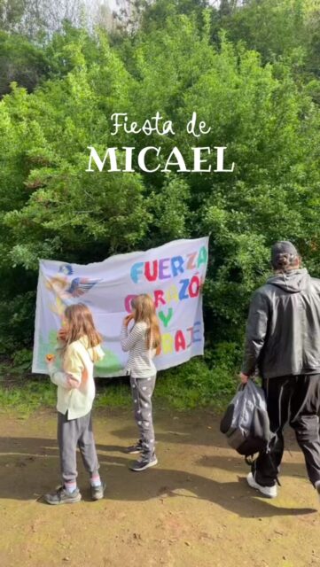 ⛰️ Fuerza, corazón y coraje
En la montaña celebramos a Micael corriendo, jugando, compartiendo y poniendo a prueba nuestras propias fuerzas.
Fue una jornada llena de alegría y movimiento, donde cada paso por la montaña nos recordó algo esencial: el coraje no es no tener miedo, sino encontrar dentro de nosotros la fuerza para avanzar.
En Casa Ketrawe buscamos vivir y aprender en profundo vínculo con el lugar que habitamos. La montaña que nos rodea no es solo nuestro paisaje: es parte de nuestra escuela, de nuestras experiencias y de nuestro camino.
Una celebración para encontrarnos con la fuerza del cuerpo, la valentía del corazón y la alegría de caminar juntos.
Fuerza, corazón y coraje. 🌿
#casaketrawe #pedagogiawaldorf #cajondelmaipo #waldorf